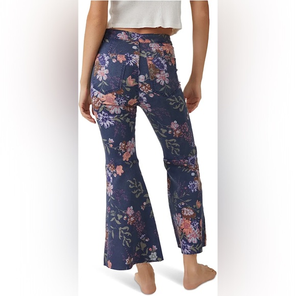 🌟LAST ONE! FREE PEOPLE Youthquake Printed Crop Flare Jeans Navy Combo - Picture 3 of 14
